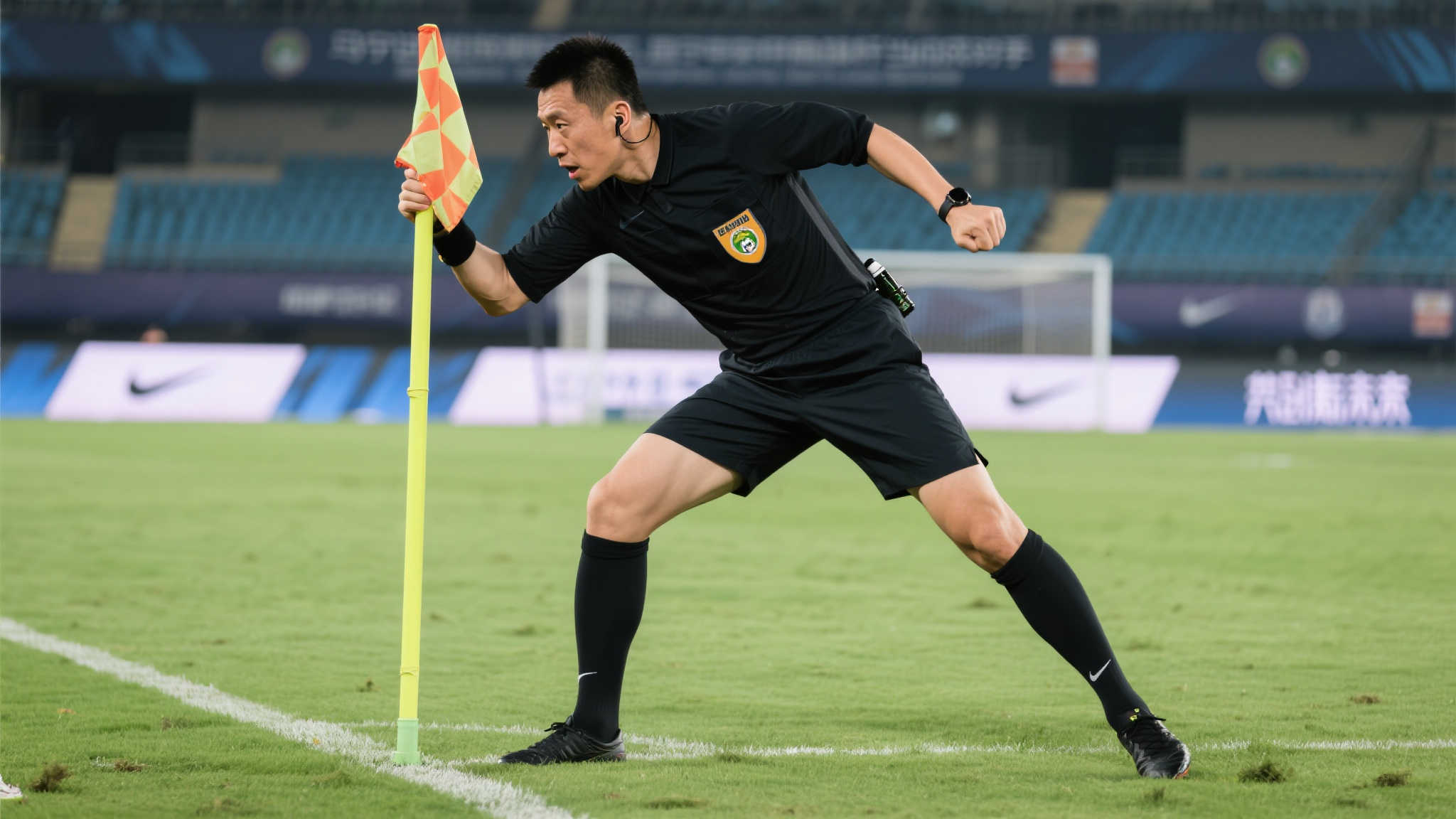 马宁赛前检查角旗杆，独特大臂一甩动作引关注